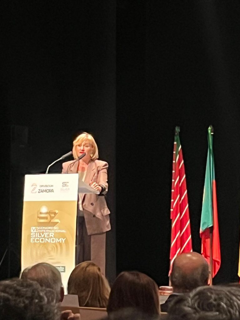 Leticia García Sánchez, Consejera de Industria, Comercio y Empleo, destacó el Hub de Innovación Tecnológico La Aldehuela como un "entorno pionero", durante su intervención en el Congreso Silver Economy 2025. 